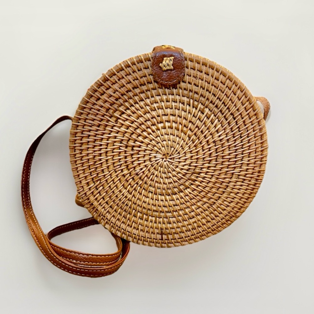 Round Woven Tan Crossbody Bag With Leather Snap Closure EUC